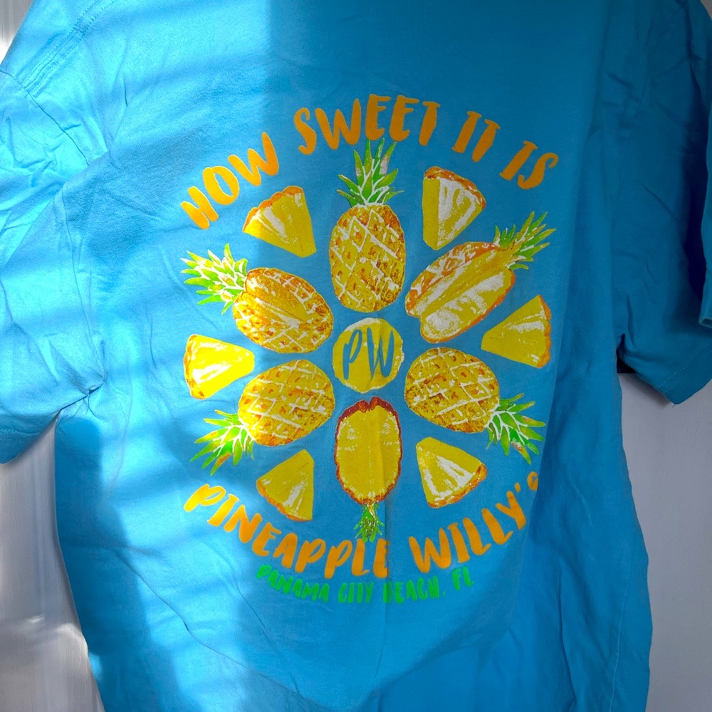 Pineapple Willy’s Tee 🎉TSHIRT BUNDLE 2 FOR $7 or 3 FOR $8🎉